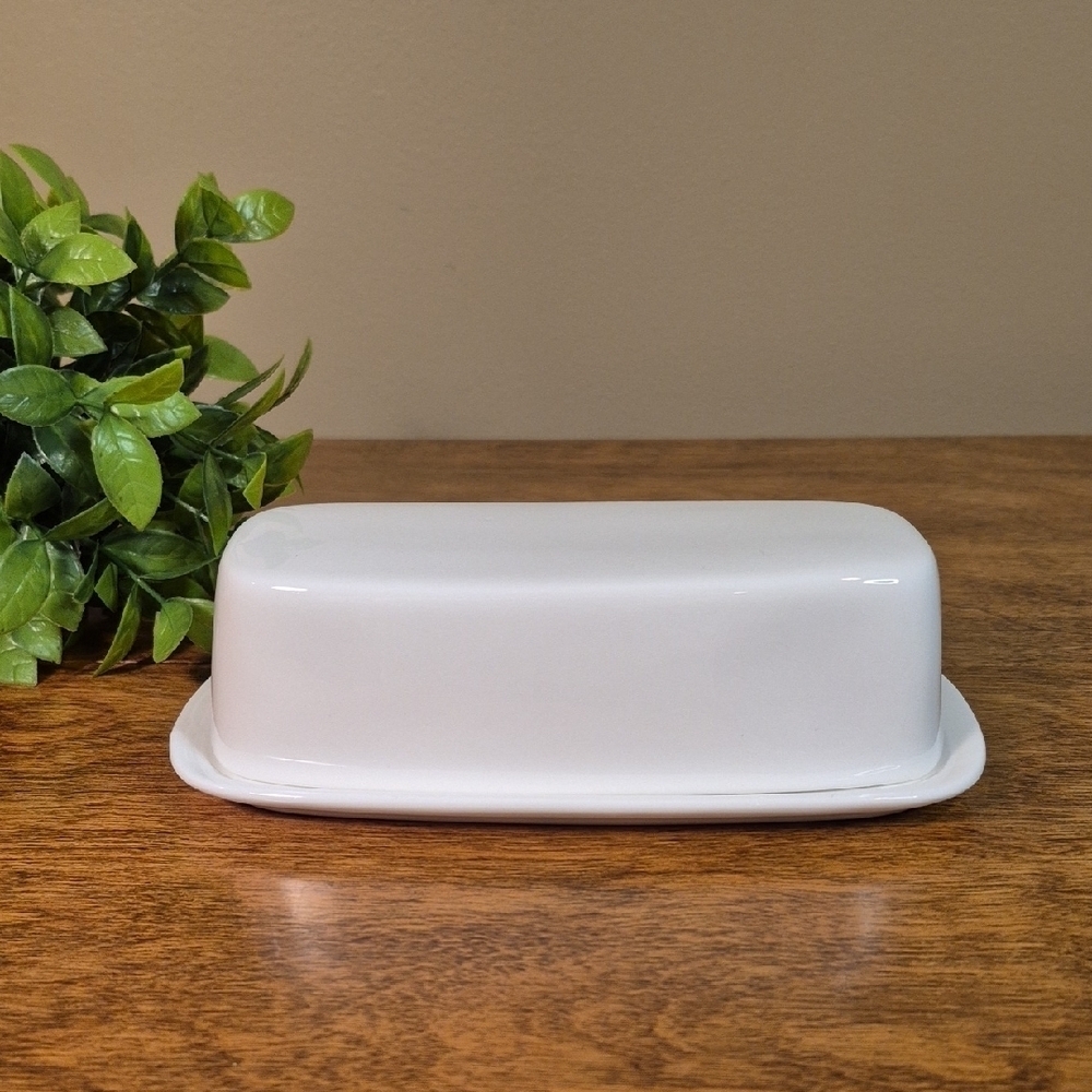 FITZ AND FLOYD Nevaeh White Fine Bone China Covered Butter Dish